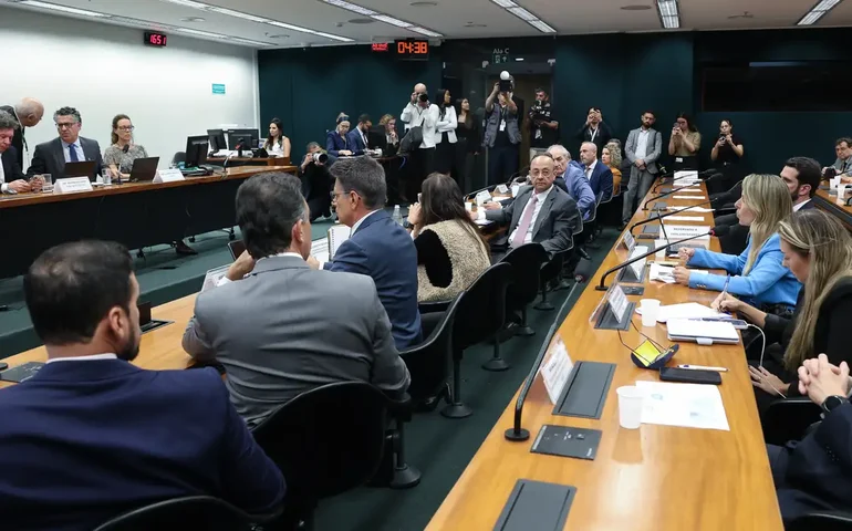 Pedido de vista adia votação da PEC do fim da escala 6X1