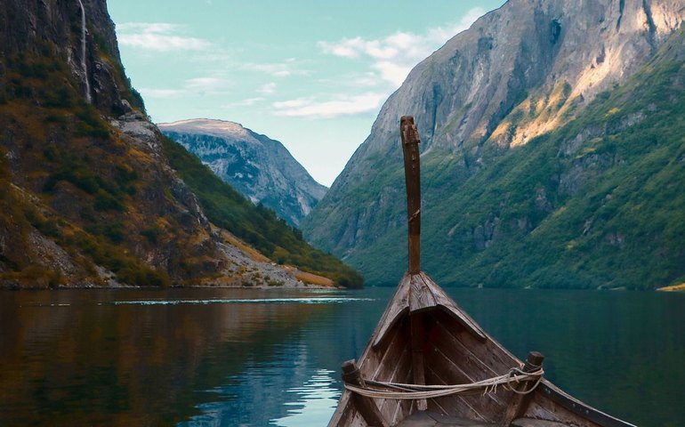 Fragmento único de capacete pré-viking é descoberto na Dinamarca (FOTOS)