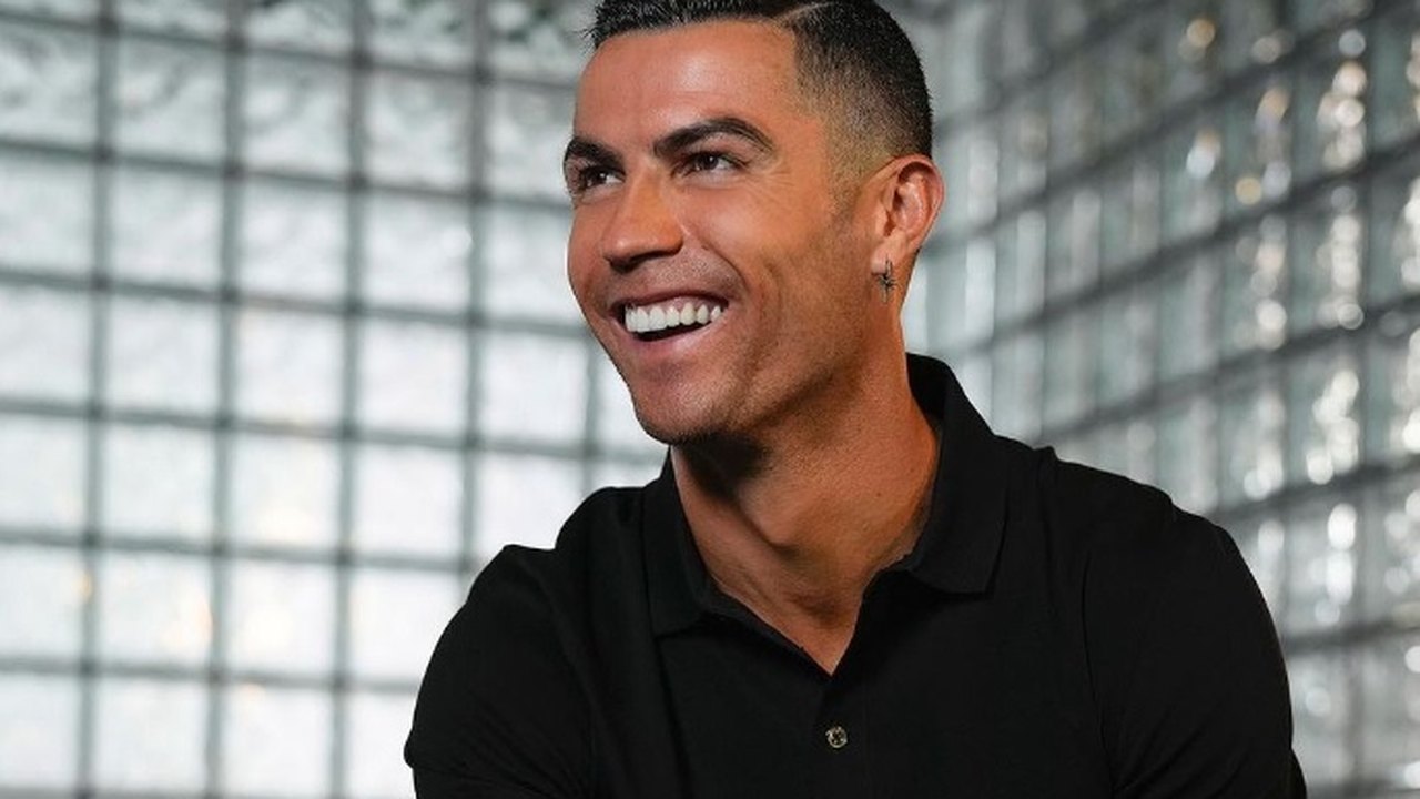 Foto de Cristiano Ronaldo com pintora gera pedido de condenação por adultério no Irã