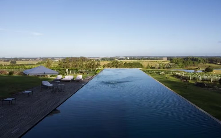 Vinícola, piscina infinita e diária de R$ 10 mil: Como é o hotel luxuoso escolhido por Arrascaeta para festão de casamento