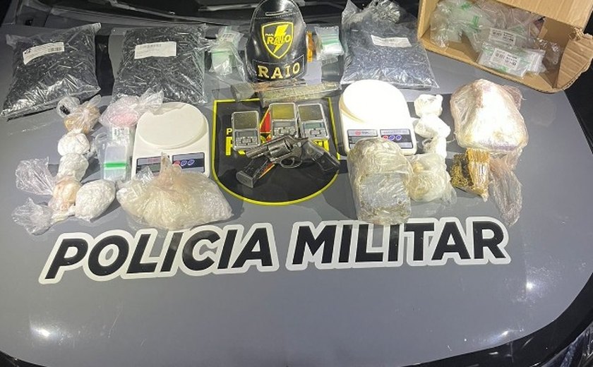 Ação da PM prende dois e apreende mais de 2 kg de drogas na Vila Brejal, em Maceió