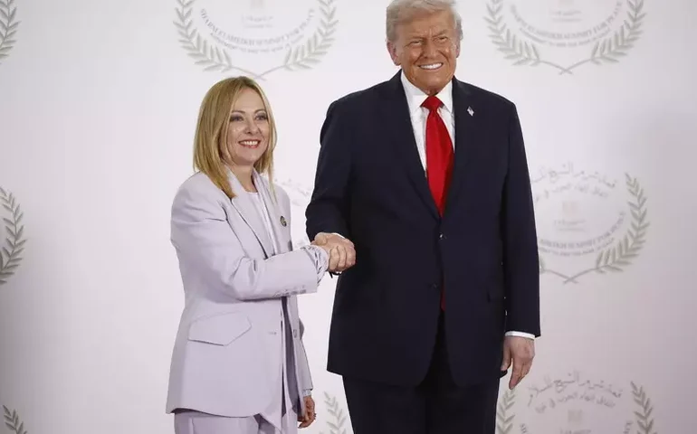 Após elogios, Trump faz propaganda de livro de Meloni