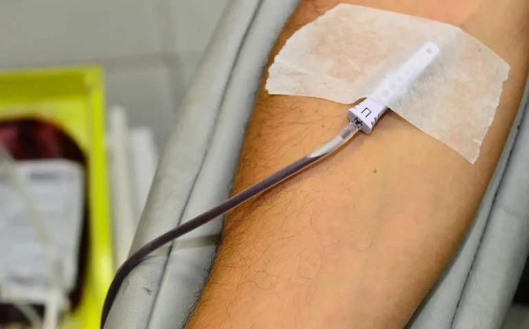 Aos 46 anos, homem com doença genética sobrevive graças a transfusões de sangue a cada 15 dias