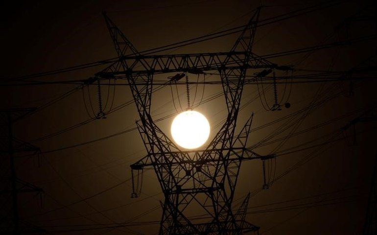 Serviços não essenciais ficam no escuro em Roraima