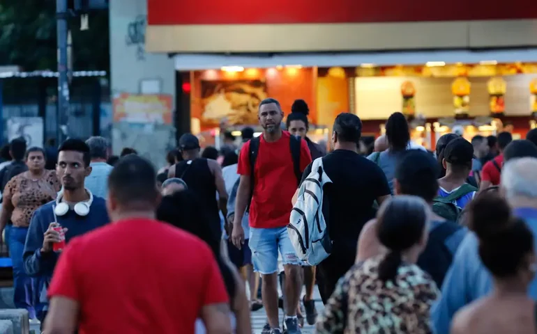 Desemprego chega a 5,8% no trimestre encerrado em abril, diz IBGE