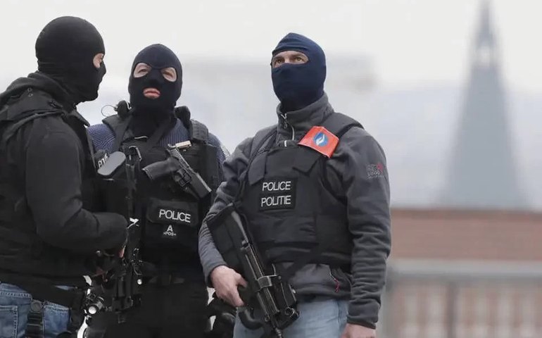 Polícia belga diz que matou atirador que causou a morte de dois torcedores perto de estádio