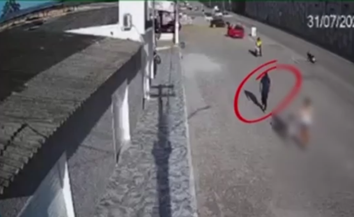 Câmera flagra suspeito chegando e fugindo após feminicídio em Teotônio Vilela