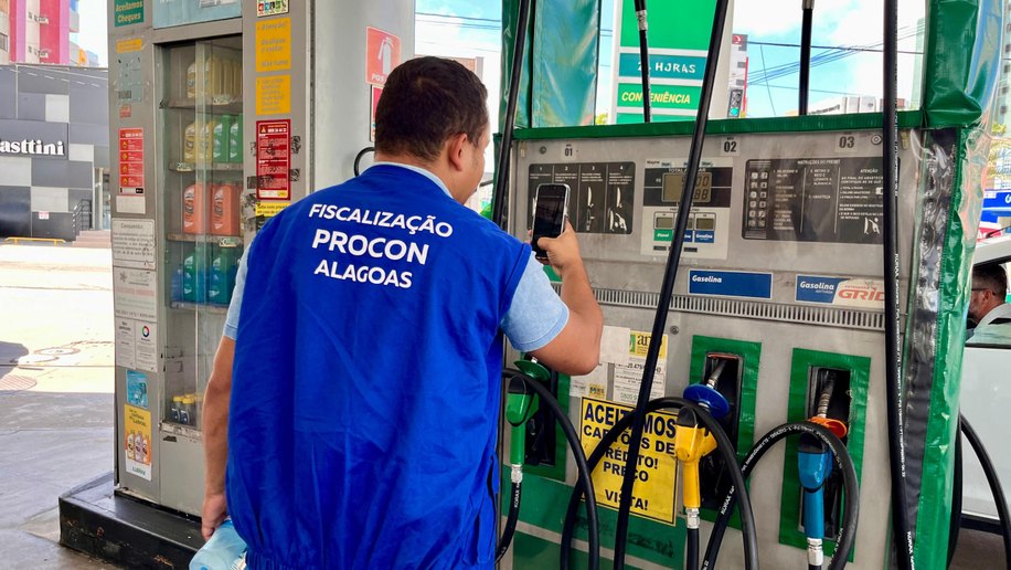 Após fiscalização do Procon, valor da gasolina cai a R$ 5,69 por litro nos postos de Alagoas