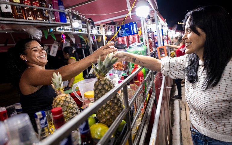 Ambulantes comemoram sucesso nas vendas no primeiro dia do São João Massayó