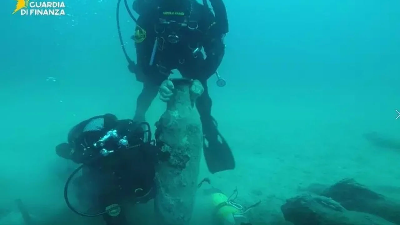 Antigo navio romano carregado de ânforas é descoberto na costa da Itália