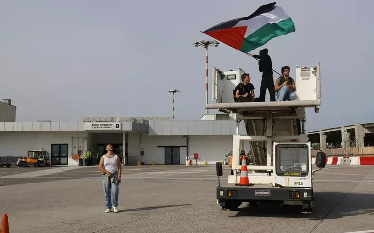 Manifestantes pró-Palestina invadem Aeroporto de Pisa, na Itália
