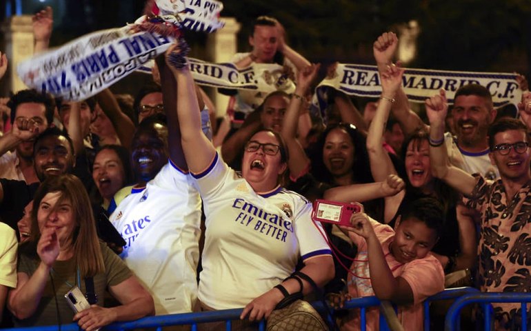 Torcida do Real Madrid lota ruas da capital espanhola e vira madrugada celebrando