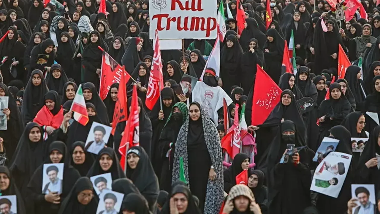 Multidão pede 'vingança' por morte de Khamenei em cortejo fúnebre