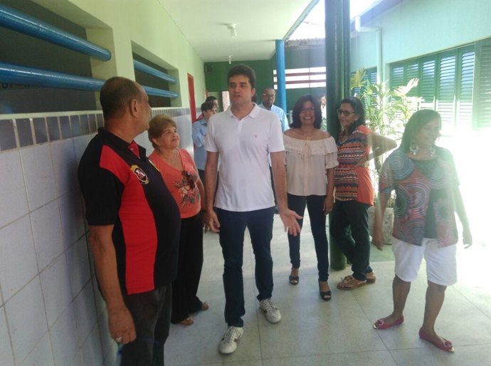 Prefeito Rui Palmeira visita escola Lamenha Lins, após reforma