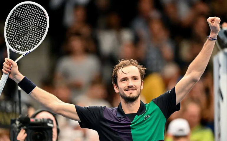 Em semana decisiva, Medvedev e Aliassime sobem no ranking da ATP
