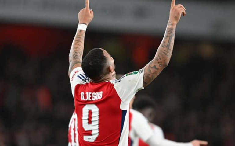 Gabriel Jesus marca três gols e garante o Arsenal na semifinal da Copa da Liga Inglesa