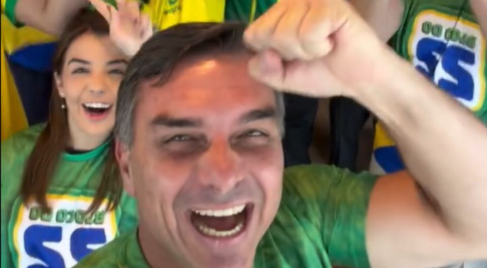 Flávio Bolsonaro aparece em vídeo comemorando possível vitória / Foto: Reprodução/Instagram