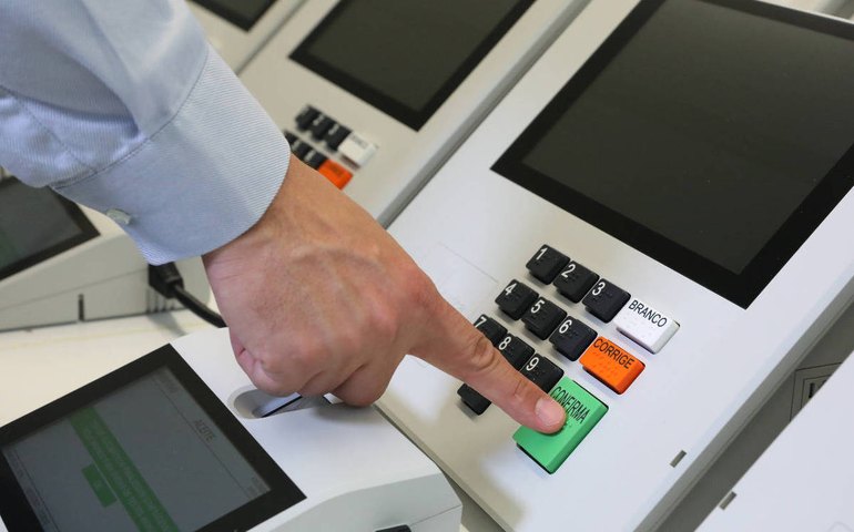 Candidatos precisam validar foto e dados que vão aparecer na urna eletrônica