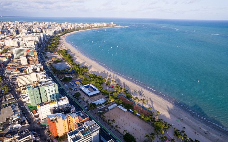 Megaestrutura para o Macena Open 2024 está quase finalizada na praia de Pajuçara