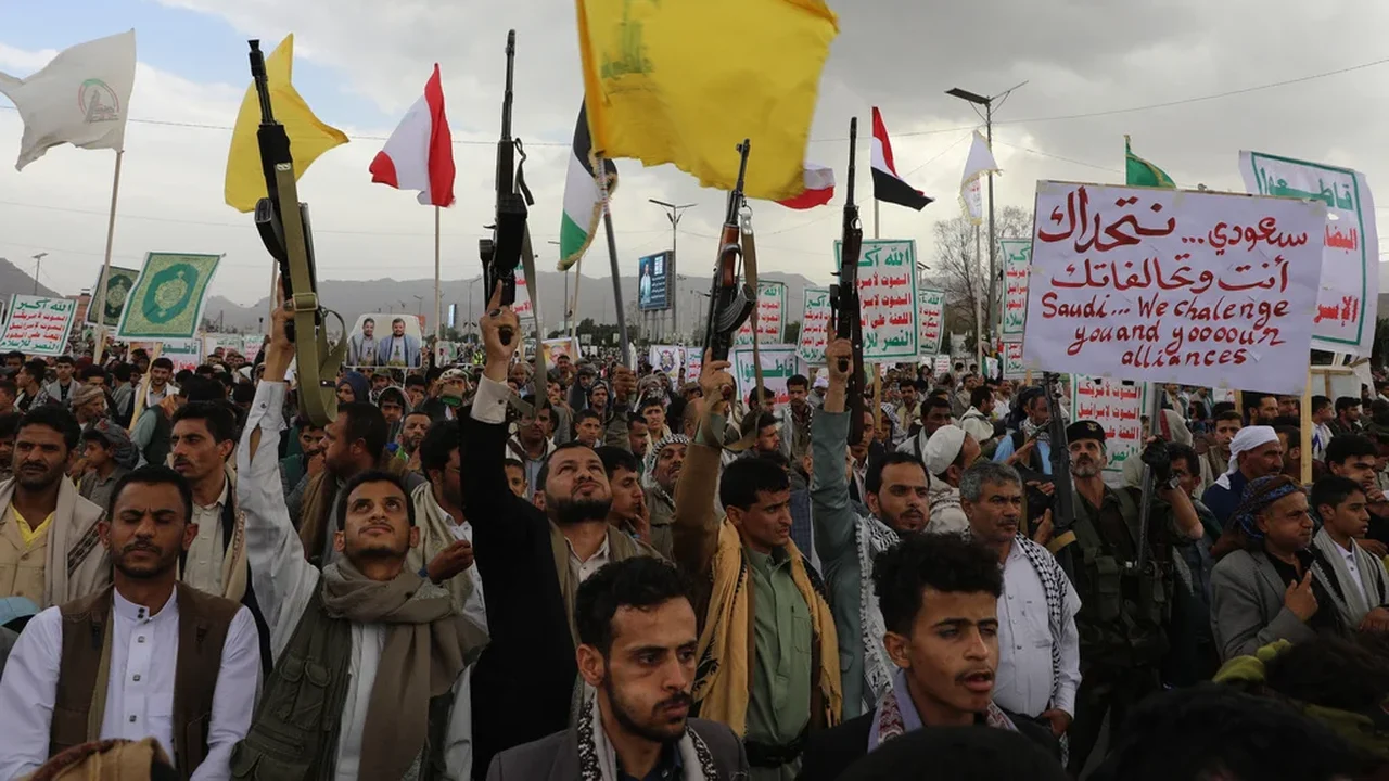 Ataque de embarcação a houthis apoiados pelo Irã mata 4 pessoas, e outros desdobramentos no Oriente Médio.