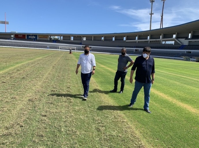 Selaj promove tratamento intensivo no gramado do Estádio Rei Pelé