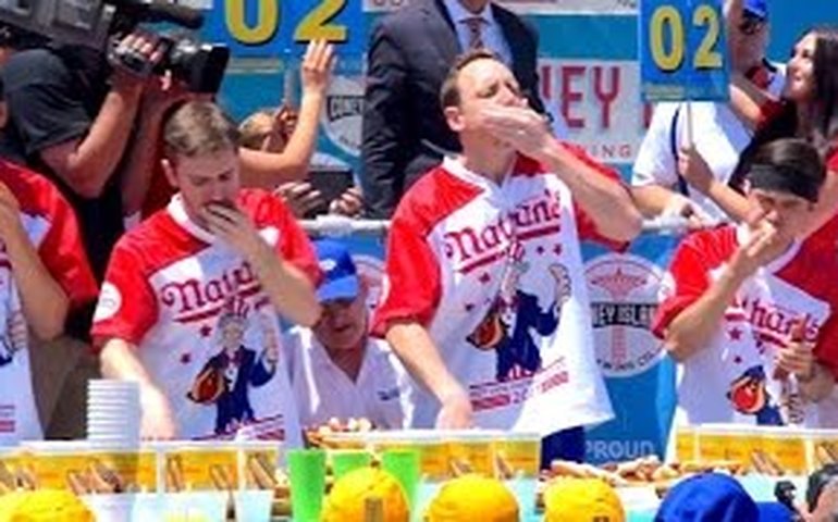 Com brasileiro na disputa, americano come 58 hot dogs e vence competição tradicional nos EUA; vídeos