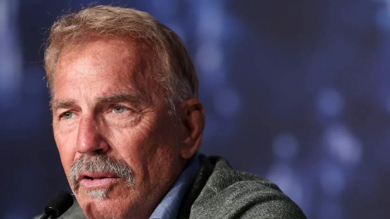 Fã sofre golpe de R$ 1,4 mil por falso Kevin Costner no Reino Unido; entenda