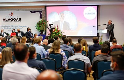 Renan recebe prêmio em reconhecimento a sua atuação a favor dos Direitos Humanos