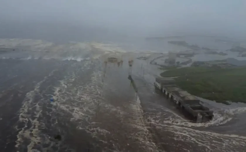Tsunami causado por terremoto deixa cidade russa debaixo d'água