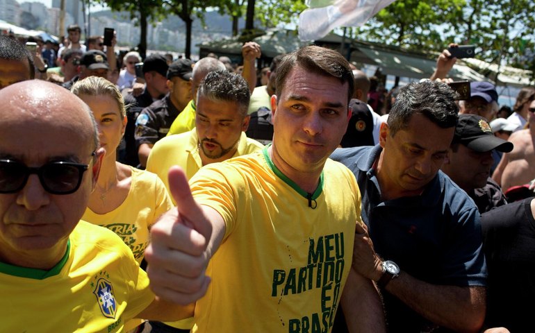 Flávio Bolsonaro sugere fim da reeleição presidencial como aposta para conquistar apoio ao Planalto