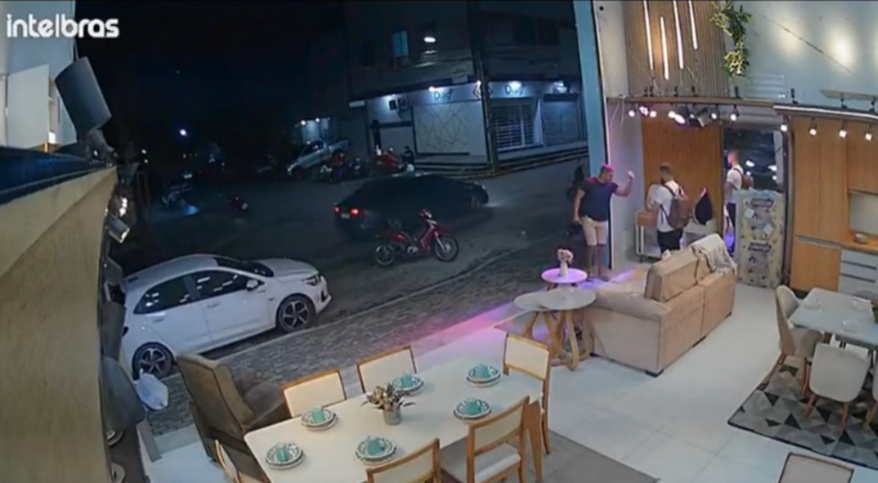 Discussão quase acabou em assassinato. Vítima conseguiu se esconder dentro de residência. Foto: Reprodução/Redes Sociais.