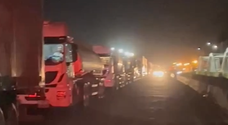 Após derrota de Bolsonaro nas eleições, caminhoneiros e manifestantes bloqueiam BR-101 em Sergipe