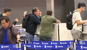 Flávio Bolsonaro fazendo check-in no aeroporto de Guarulhos