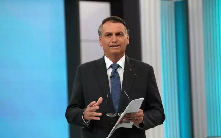 Bolsonaro critica Mais Médicos e acusa programa de ser usado para financiar Cuba