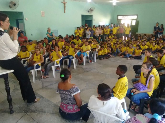 Juíza de Palmeira dialoga com 300 estudantes sobre violência doméstica