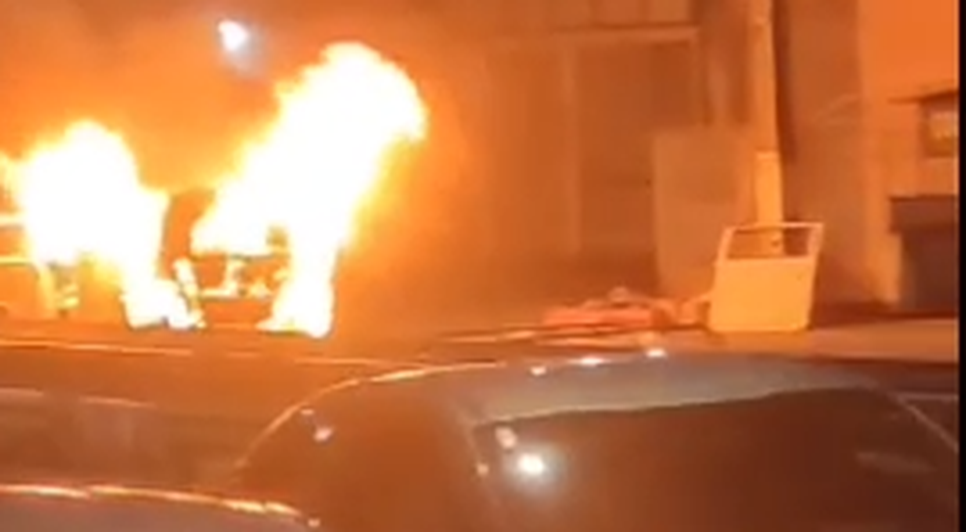 Kombi explode e pega fogo no meio de avenida em Aracaju