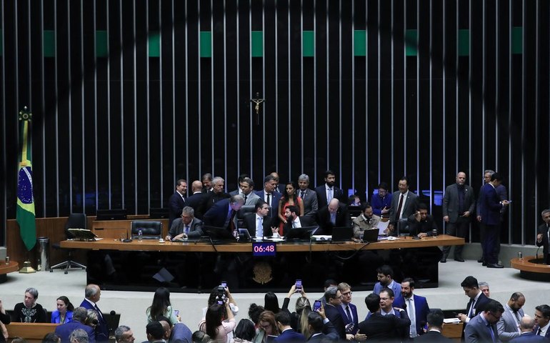 Câmara aprova urgência para PL que proíbe desconto automático no INSS