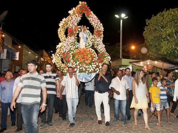 Procissão marca encerramento das festividades da padroeira de Limoeiro de Anadia
