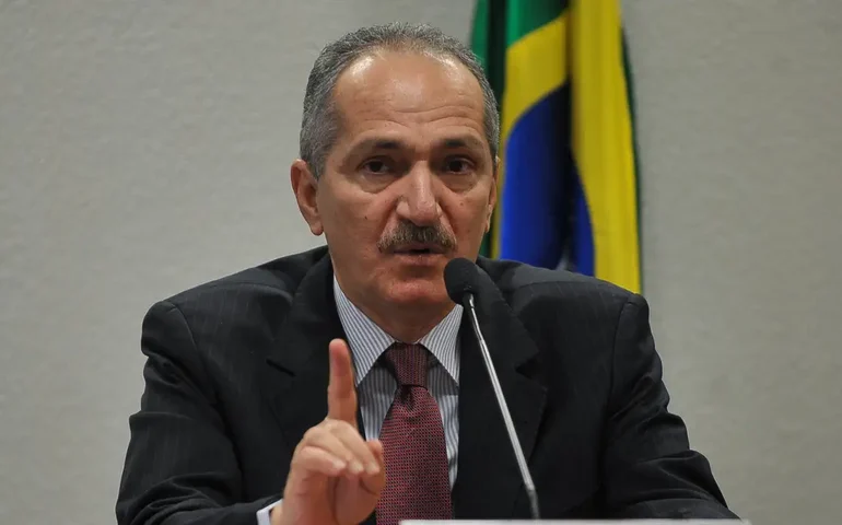 Aldo propõe ampliar base tributária e Renan defende corte de gastos em debate de pré-candidatos