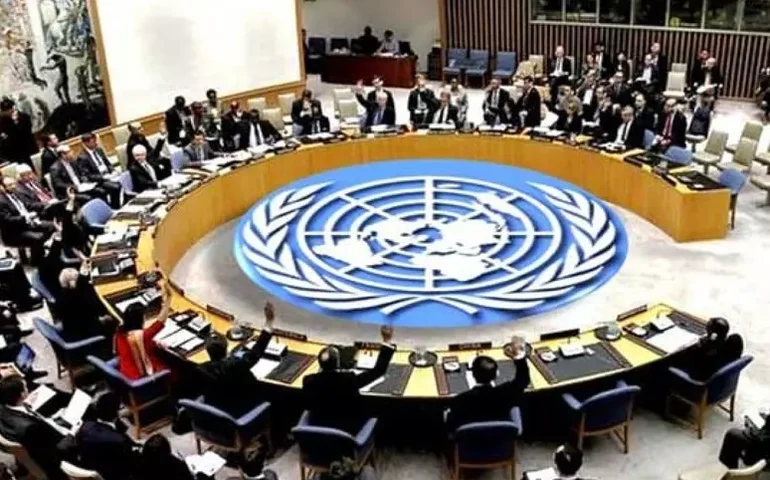 Conselho da ONU aprova retomada de sanções ao Irã por programa nuclear