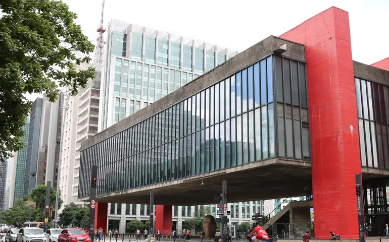 Forte ventania derruba Papai Noel na Avenida Paulista e prefeitura suspende eventos de Natal