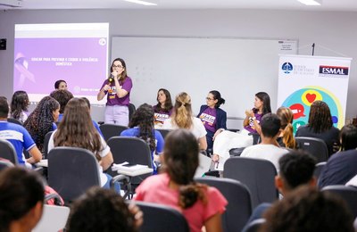 “Mulher não nasceu para apanhar, nasceu para ser livre”, disse aluna de 14 anos, em evento na Esmal