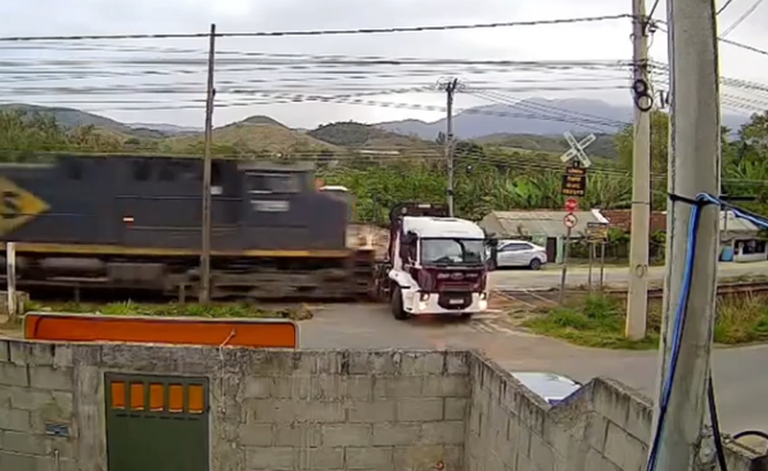 Trem atinge caminhão em linha férrea e arrasta veículo por 50 metros