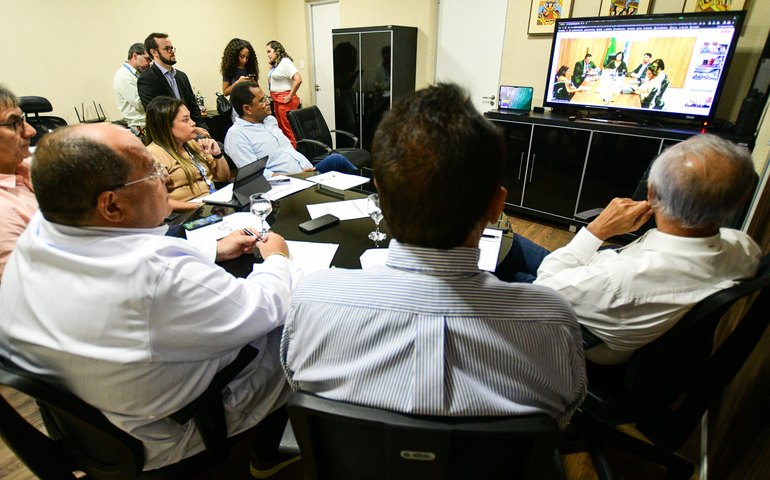 Sesau discute medidas para enfrentamento da dengue com ministra da Saúde