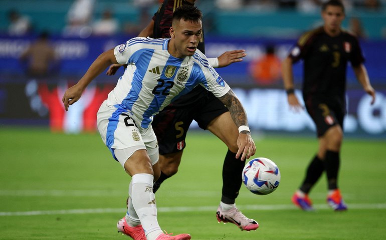 Sem Messi, Argentina confirma favoritismo e derrota o Peru com brilho de Lautaro Martínez