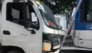 Caos na Fernandes Lima: caminhão derruba poste sobre carro na tarde desta véspera de Natal