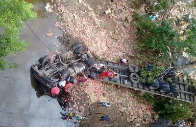 Caminheiro morre após carreta carregada de macarrão e biscoito cai de ponte na BR-101