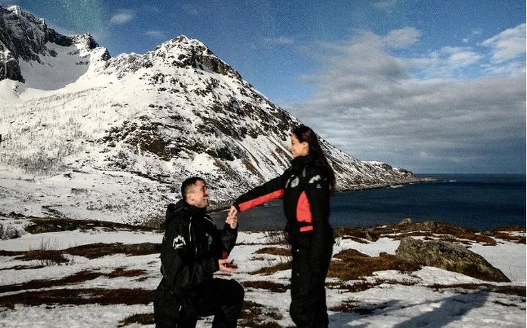 Lexa fica noiva de Ricardo Vianna em cenário paradisíaco