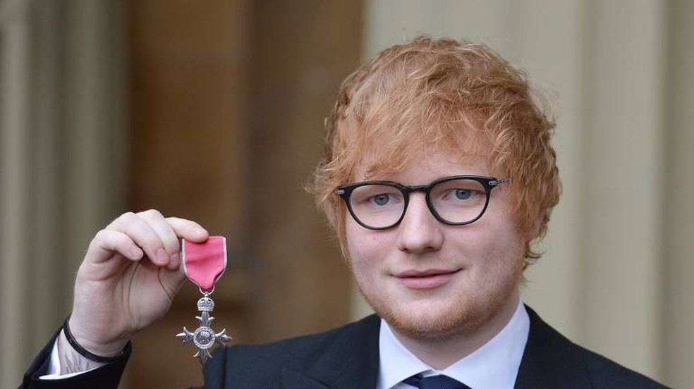 Ed Sheeran ganha homenagem do príncipe Charles