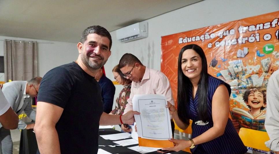 Prefeita Marcía Cavalcante empossando novos servidores. Fonte: Ascom
